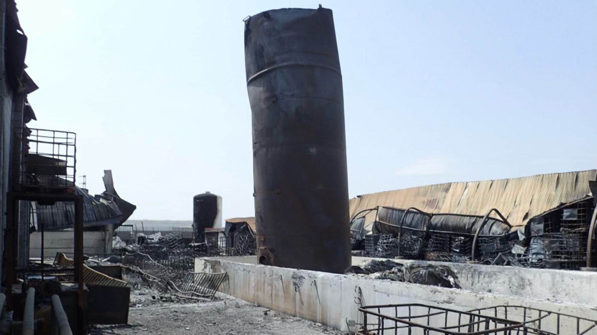 Depósito cilíndrico carbonizado en el interior de una planta química tras un incendio industrial de grandes proporciones