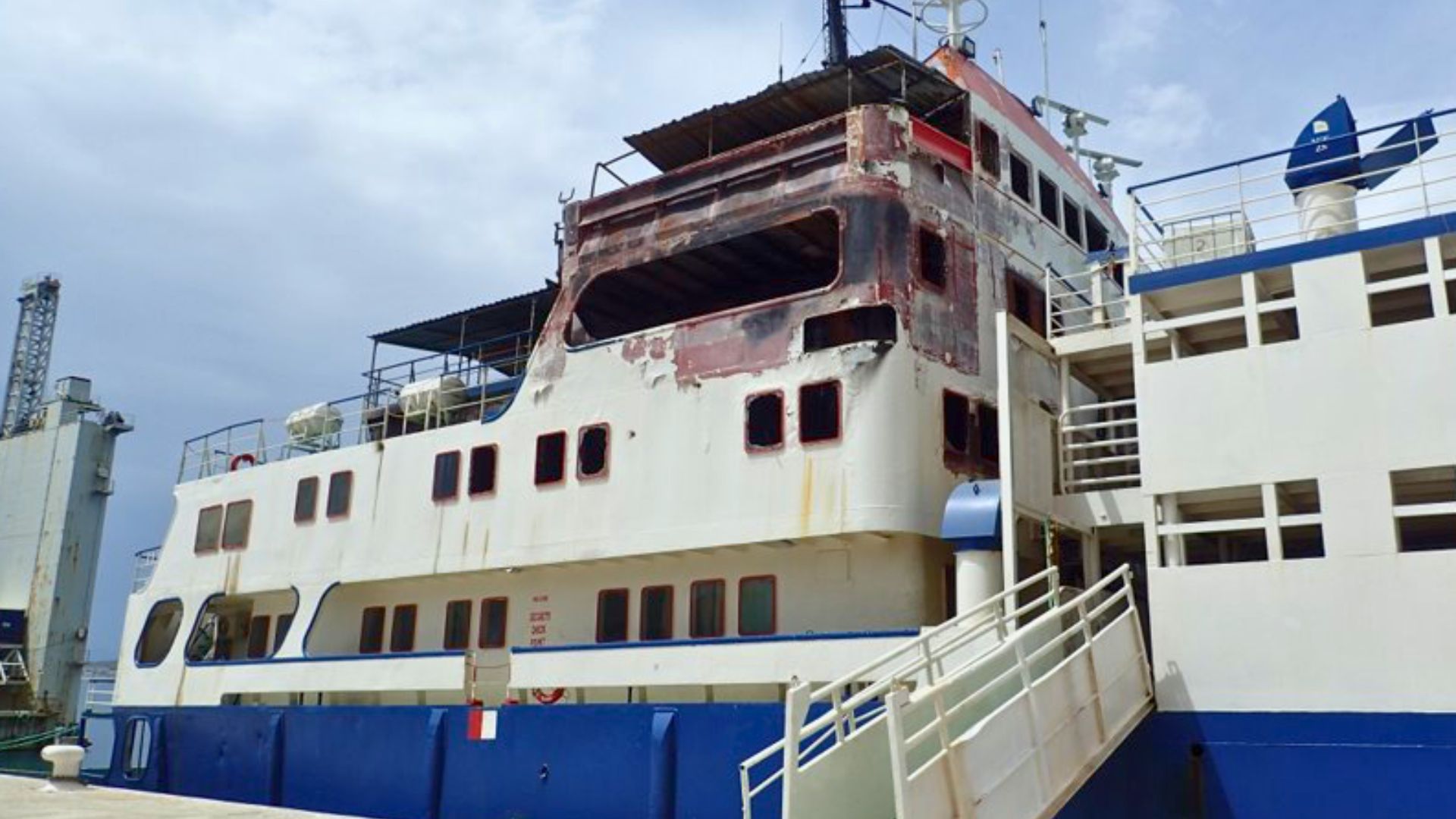 Ferry con daños por incendio en superestructura atracado en puerto español - Investigación técnica de incendios en buques de pasajeros