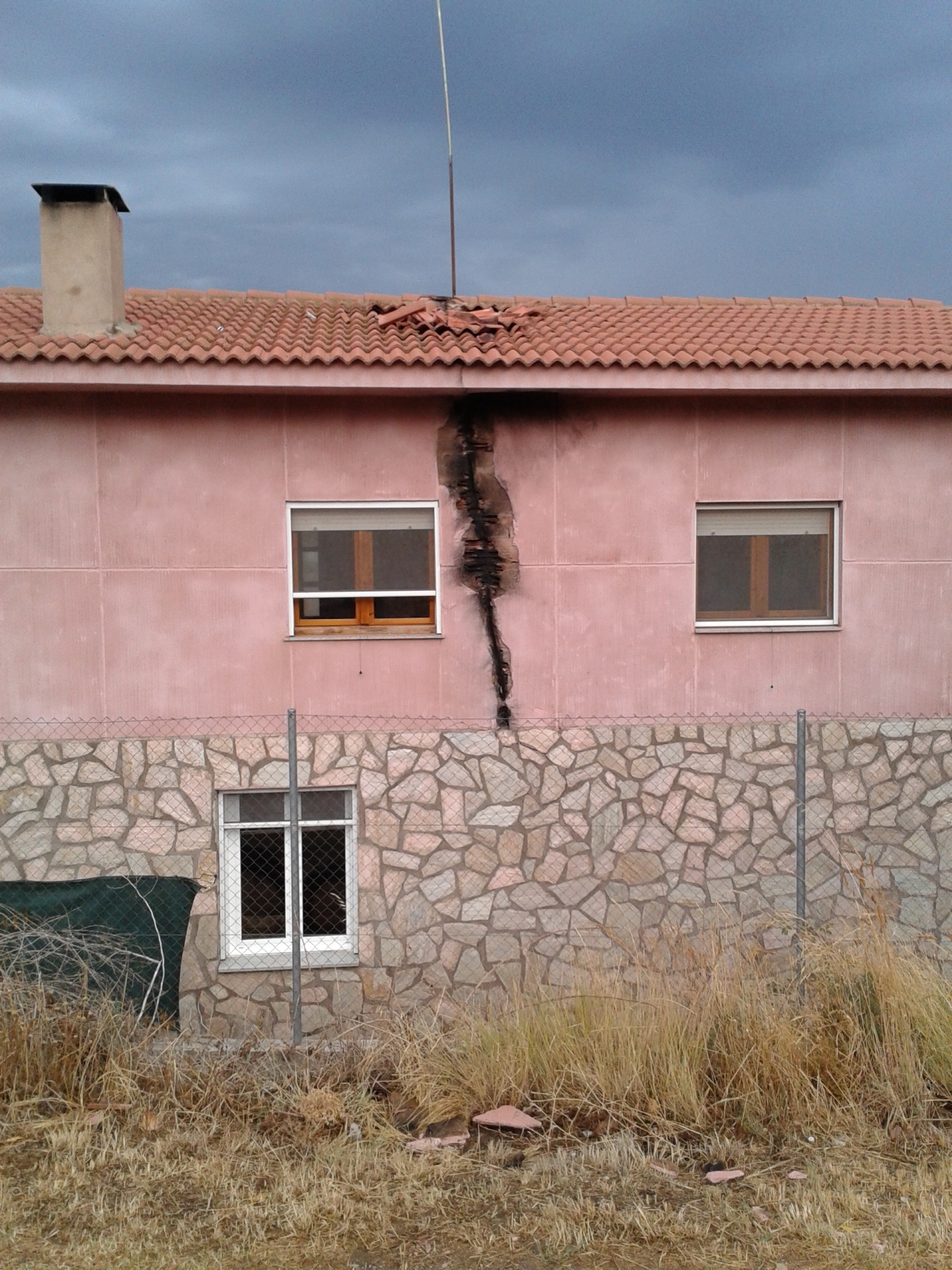 Efectos de un rayo en una vivienda aislada