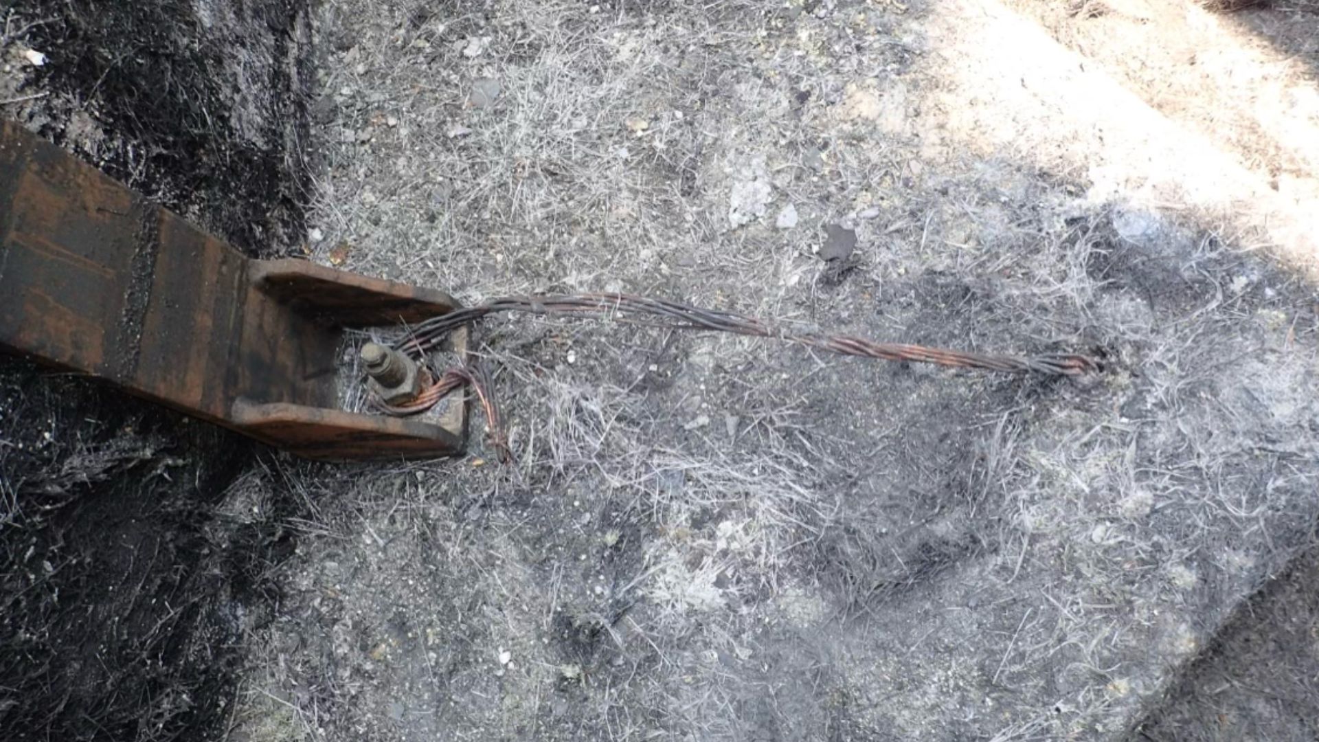 Conductores eléctricos con daño térmico severo hallados durante la investigación del origen de un incendio en planta industrial