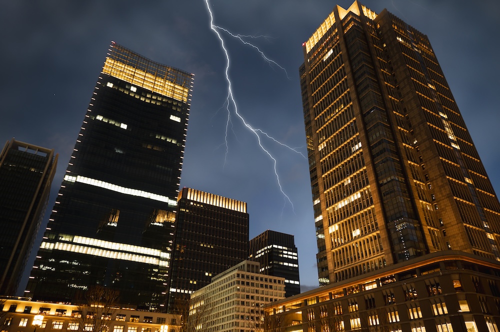 Descarga eléctrica entre rascacielos de comunidad urbana con riesgo de incendio por rayo