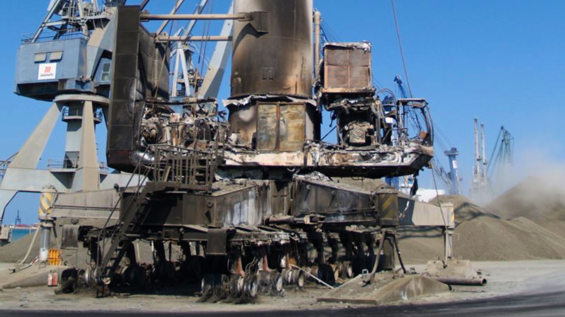 Maquinaria portuaria reach stacker severamente dañada por incendio - Análisis de siniestros en equipos de manipulación de terminales portuarias