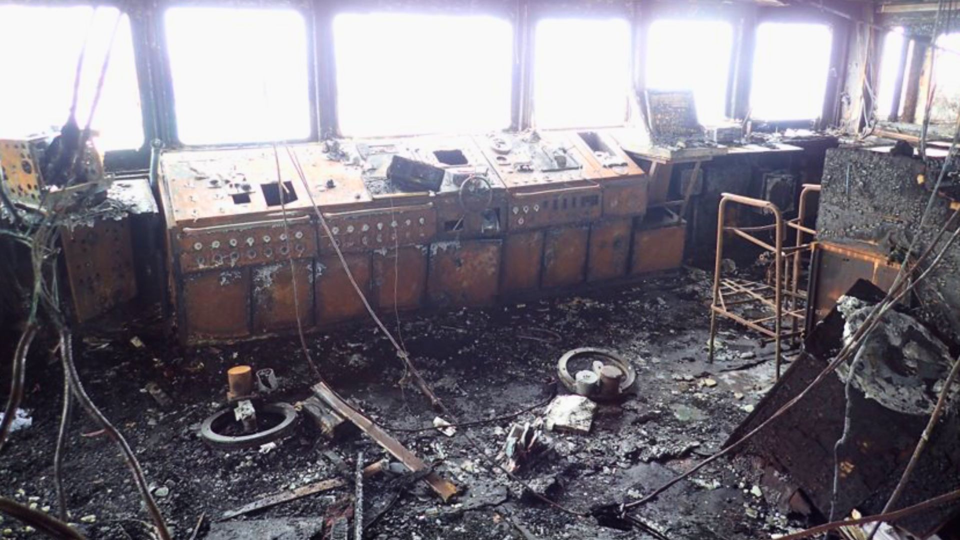Puente de mando de buque completamente calcinado tras incendio - Daños estructurales en embarcaciones requieren investigación forense especializada
