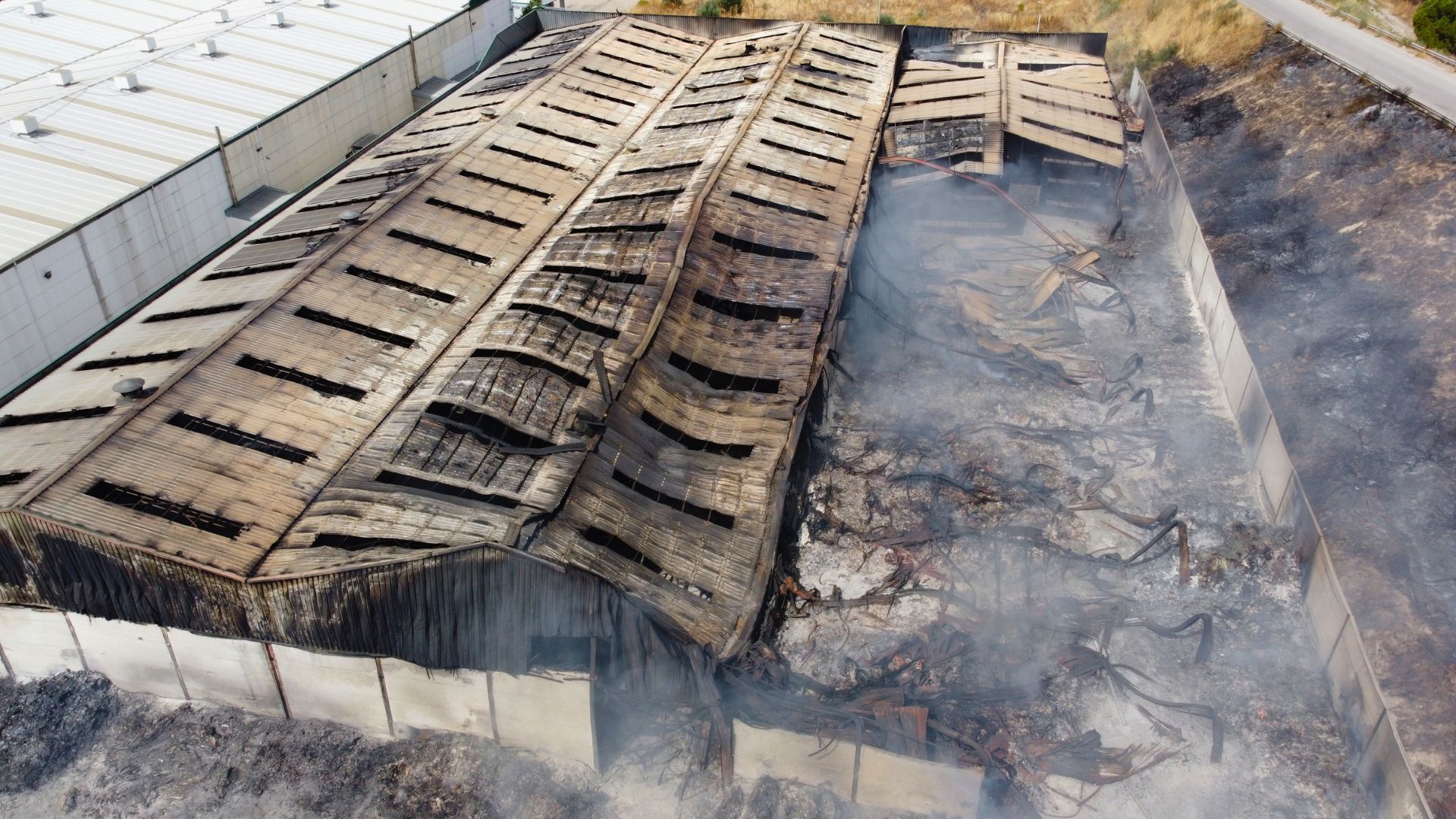Nave de gestión de residuos con cubierta colapsada tras incendio investigación del origen del fuego y patrones de daño térmico